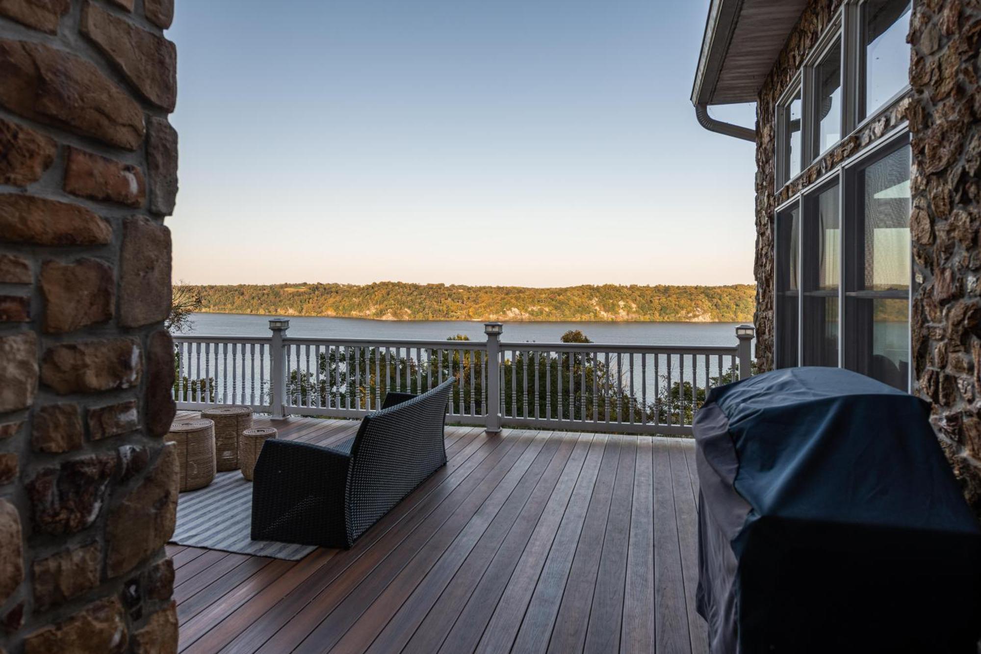 River Haven With Hot Tub Holiday home