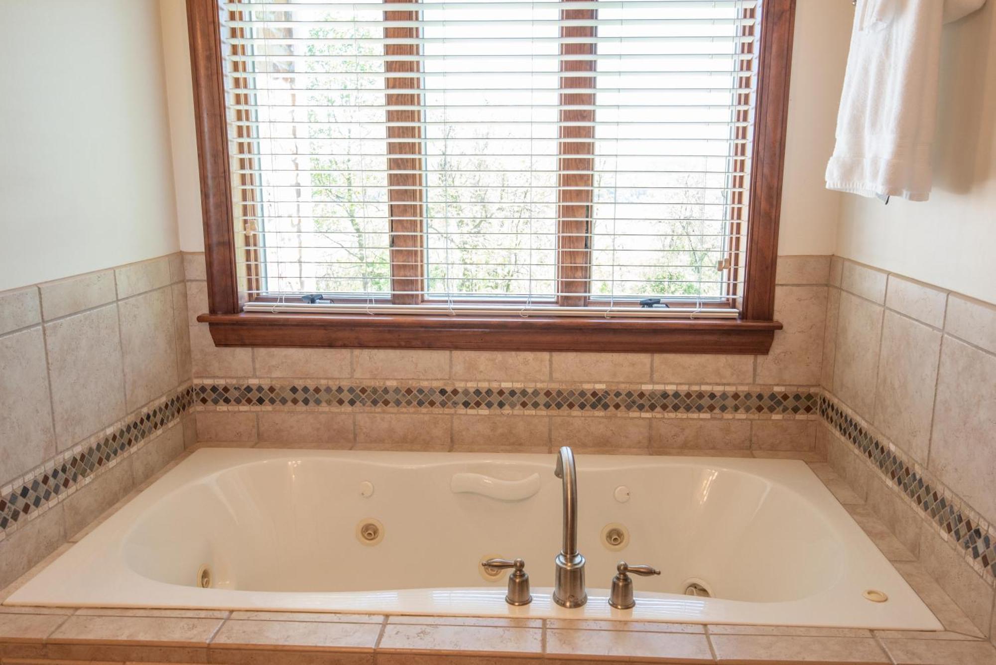 River Haven With Hot Tub Holiday home Delta